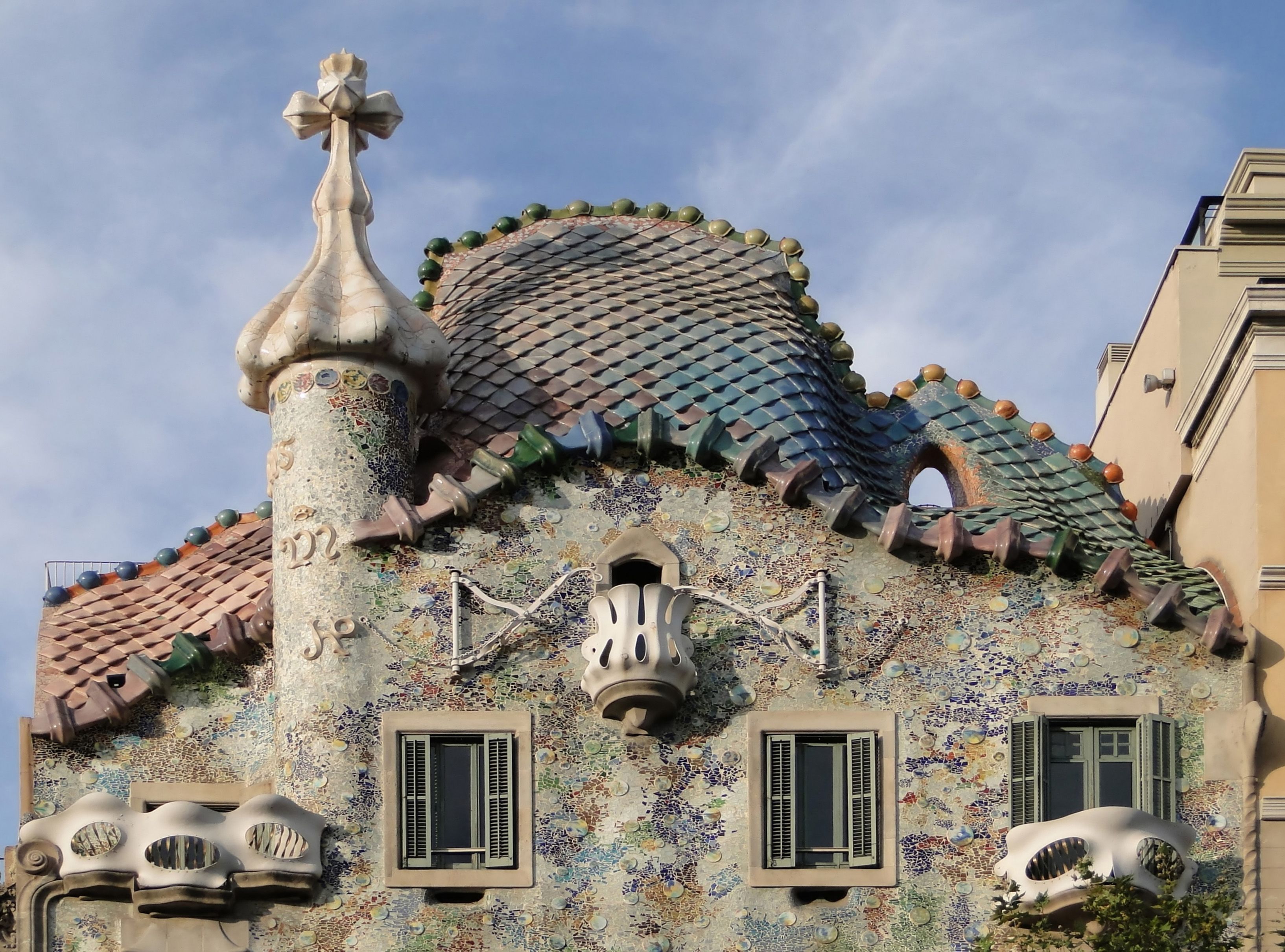 Los balcones con forma de hueso y la fachada escamada de la Casa Batlló de Gaudí