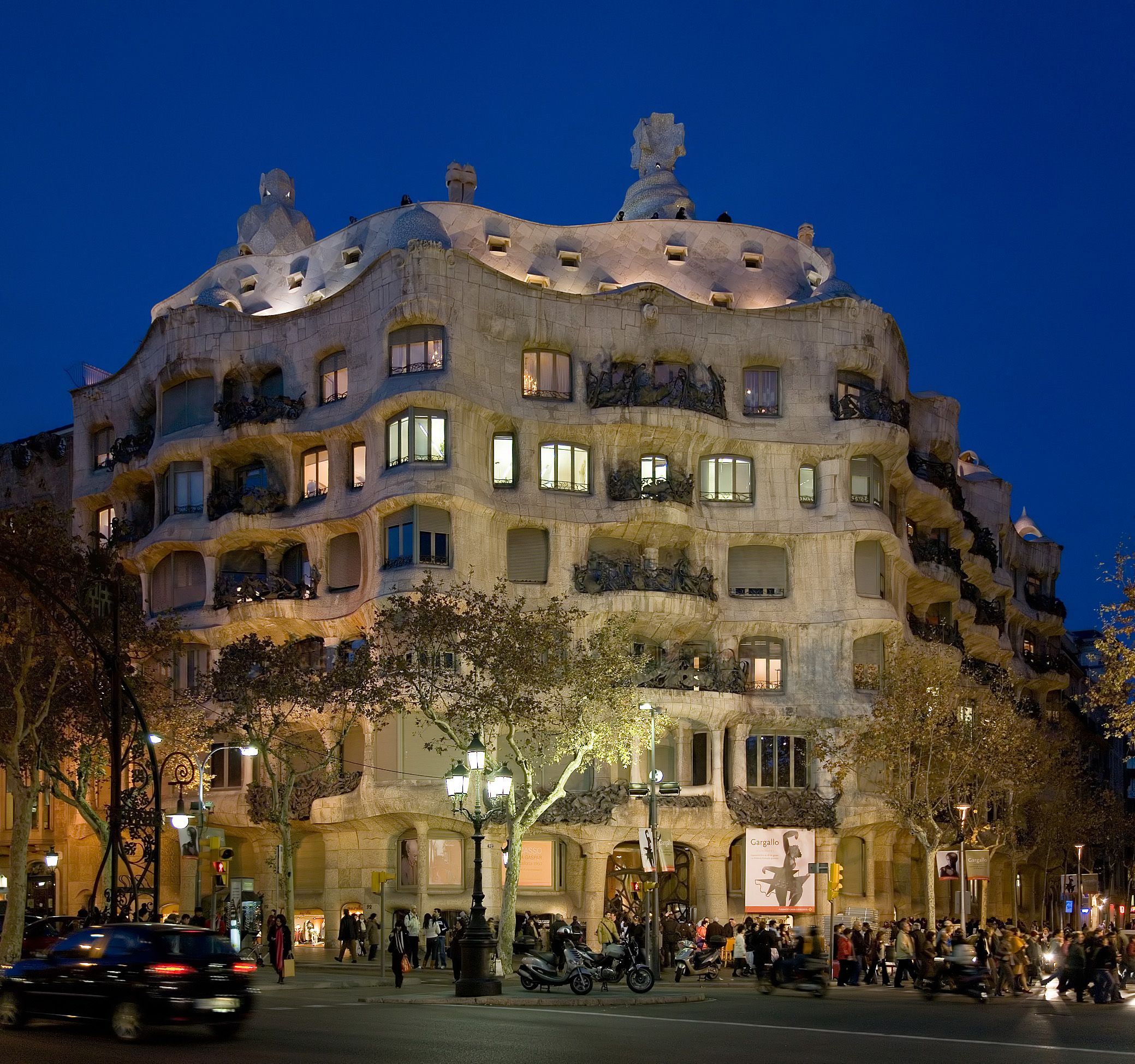 La fachada ondulada de piedra de la Casa Milà de Gaudí, conocida como La Pedrera