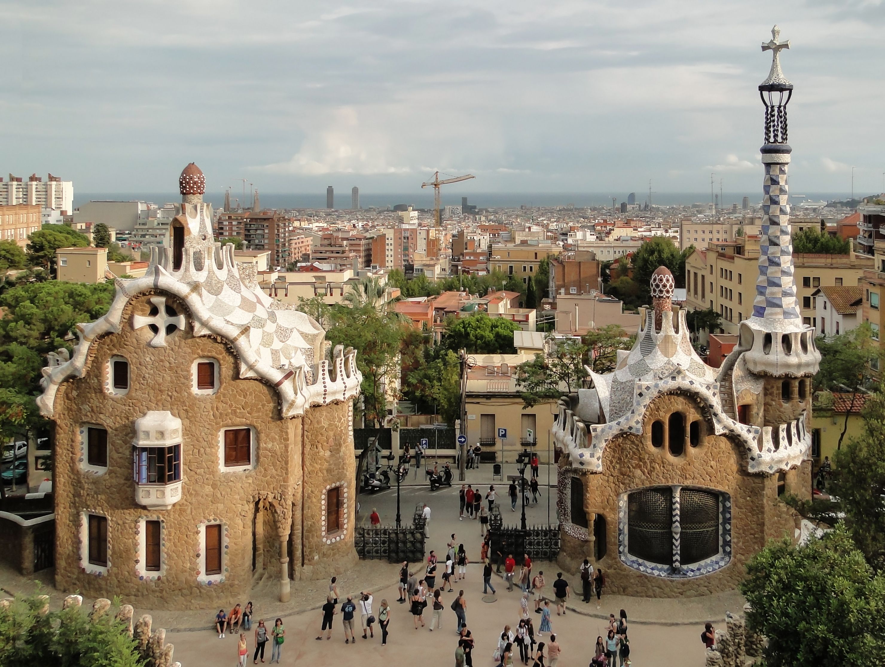 Gaudís Trencadís-Mosaikterrasse und die geschwungene Bank im Park Güell